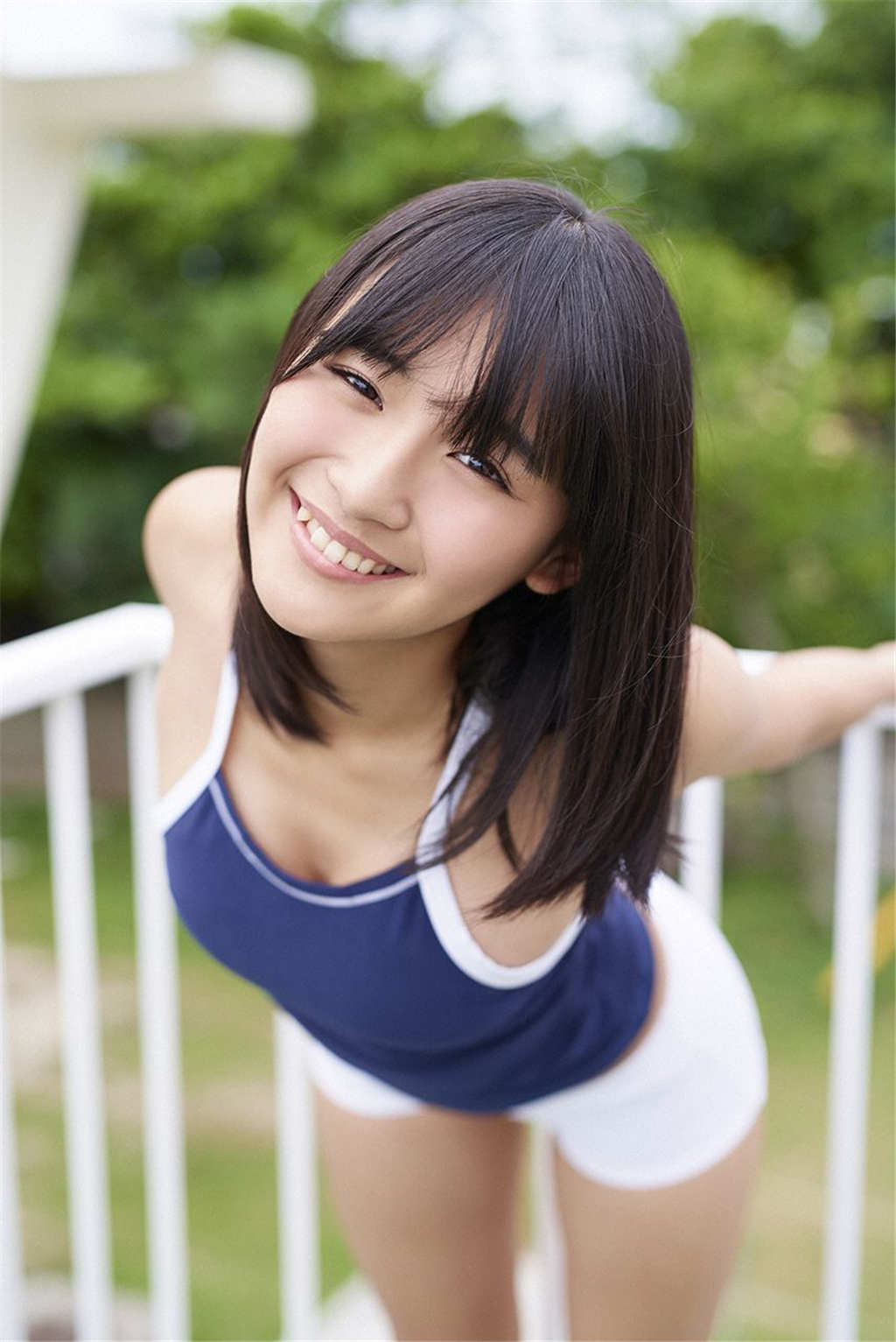 浅川梨奈第五弹写真集《目が合ったらもう離れられない》(2)(点击浏览下一张趣图)