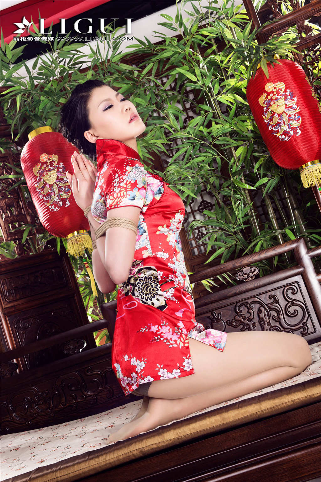 红绸缎旗袍五花大绑美腿嫩模写真(2)(点击浏览下一张趣图)