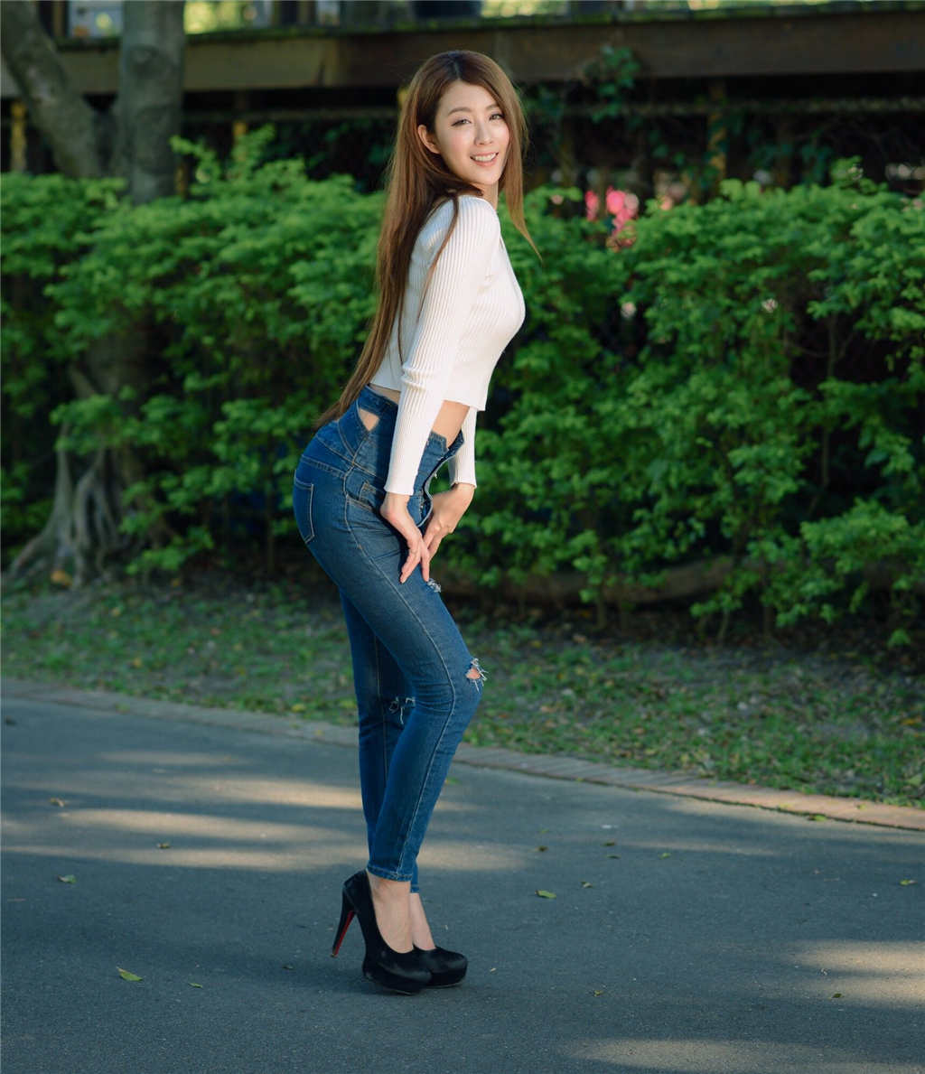 紧身裤深缝鲍台湾美女身材一级棒写真集(4)(点击浏览下一张趣图)
