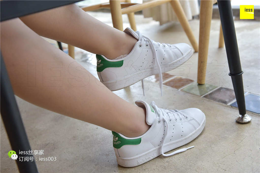 女孩白船袜脚帆布鞋图片(5)(点击浏览下一张趣图)