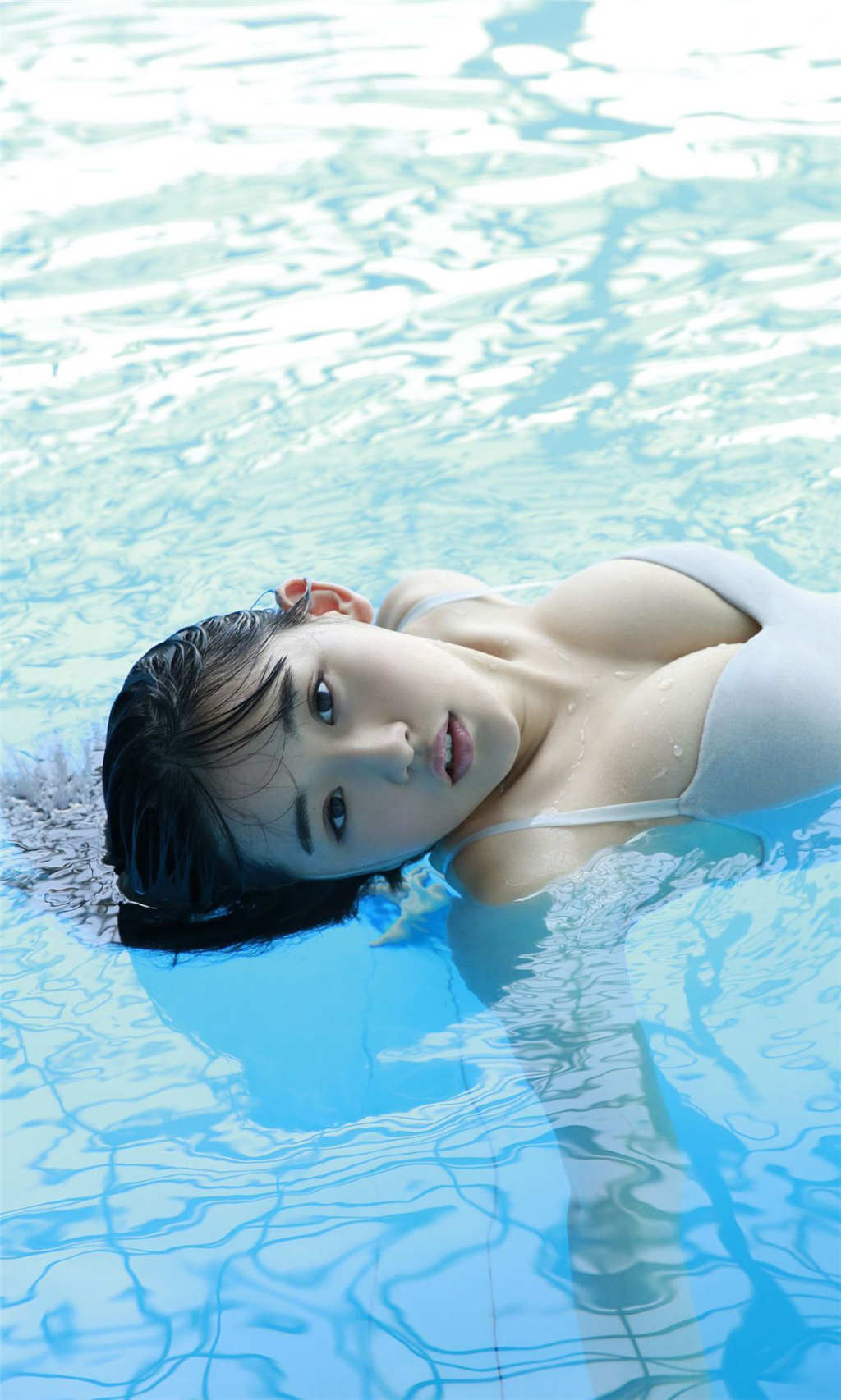 [女人同意14p]清澈泳池中丰满胸围短发少妇清凉写真(点击浏览下一张趣图)