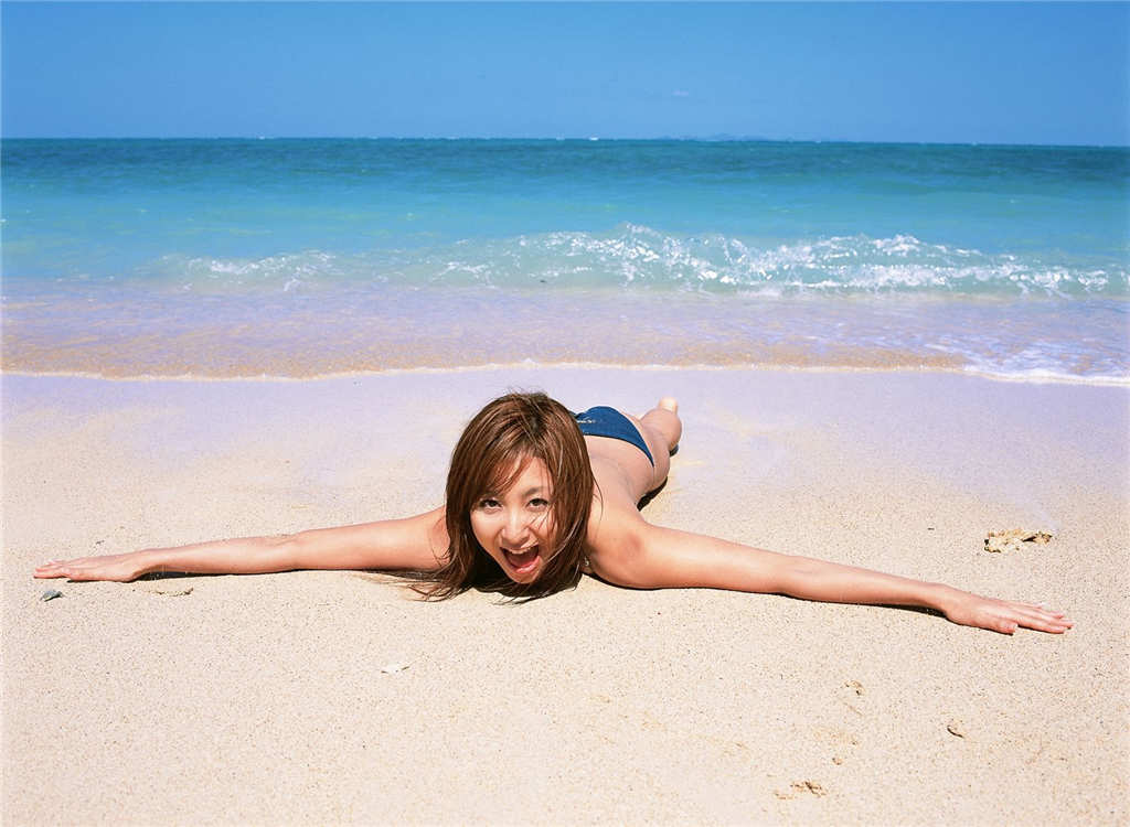 [极品一线天12P]海滩迷人少妇湿身写真(6)(点击浏览下一张趣图)