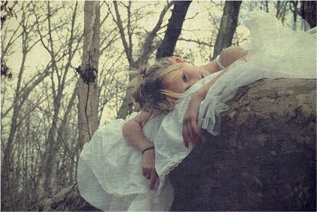 趴在枯树上的女生悲伤图片(点击浏览下一张趣图)