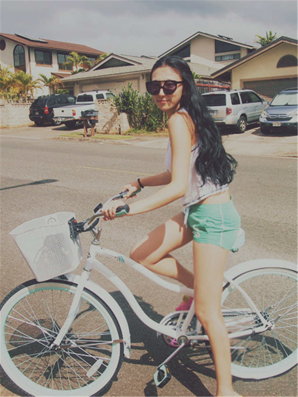 穿短裤骑着单车带着墨镜的休闲女生图片(点击浏览下一张趣图)