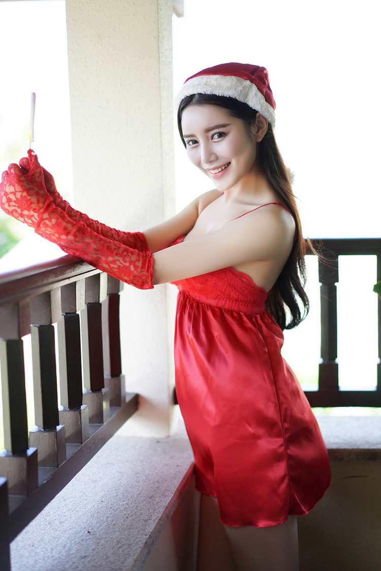 圣诞帽红色吊带美女做a全过程写真图片(5)(点击浏览下一张趣图)