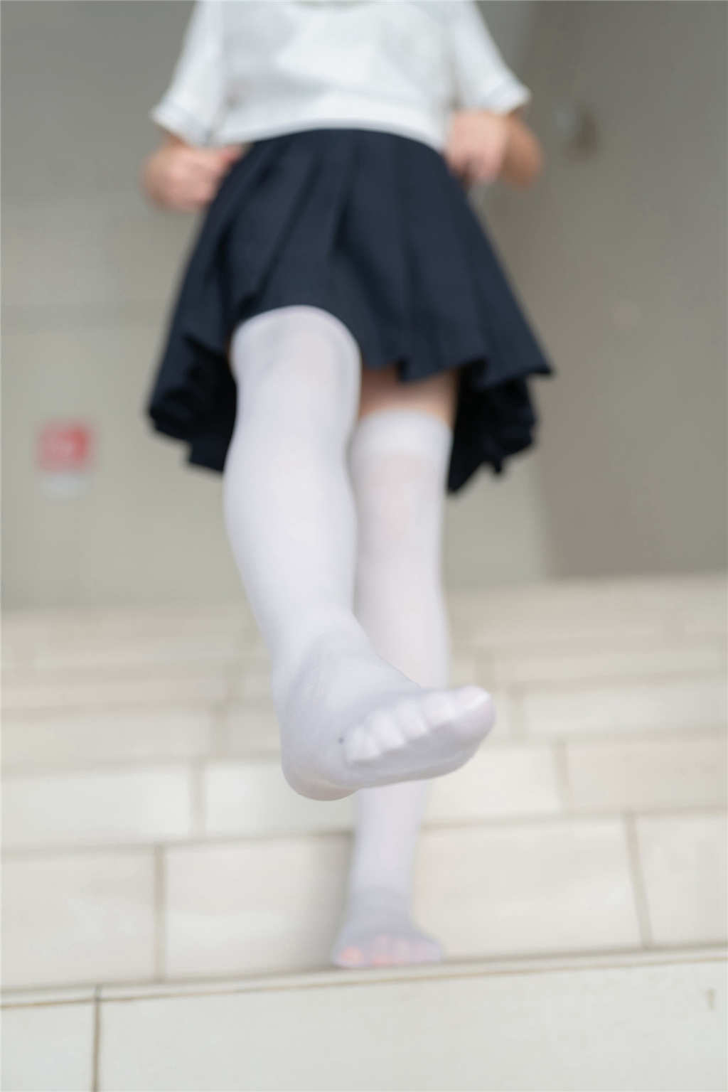 丝袜校服裙性感女生脚底的图片(2)(点击浏览下一张趣图)