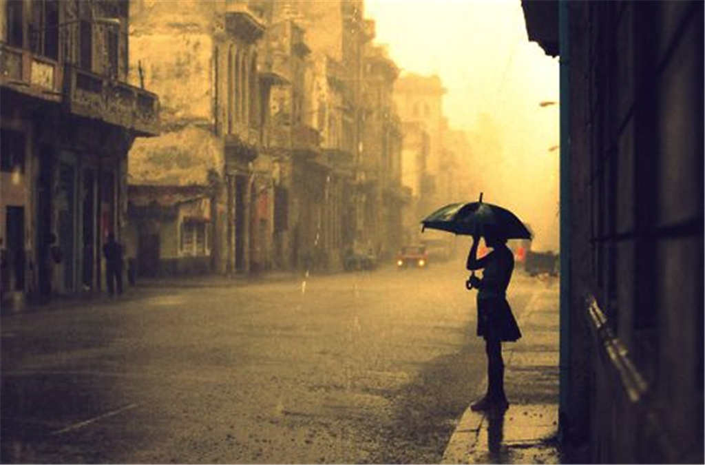 下雨的黄昏打伞女孩背影图片(点击浏览下一张趣图)