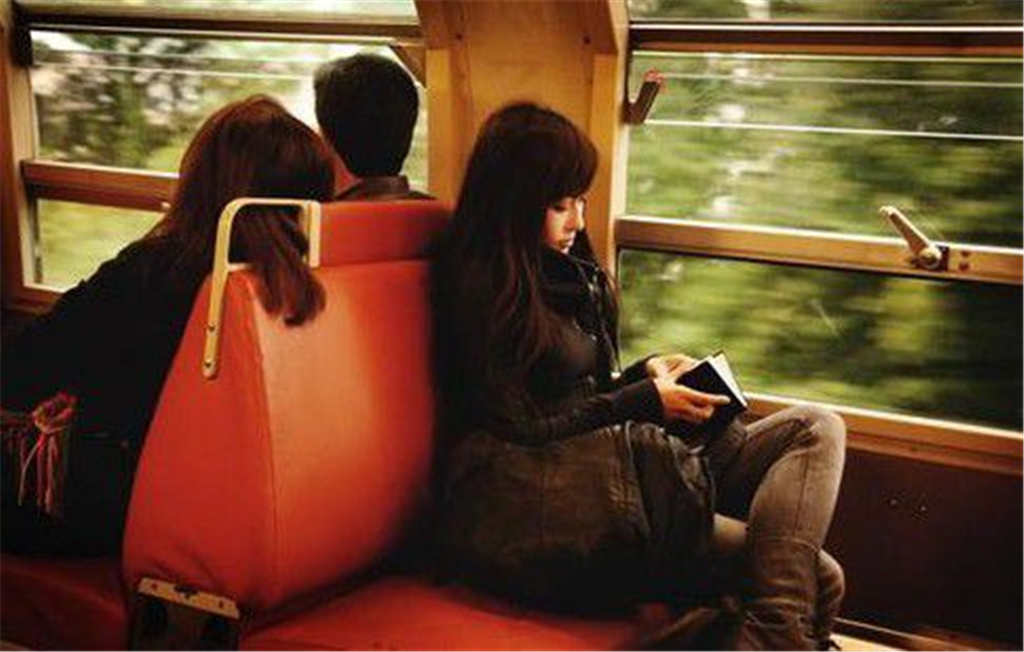 一个人在坐火车的女生复古图片(点击浏览下一张趣图)