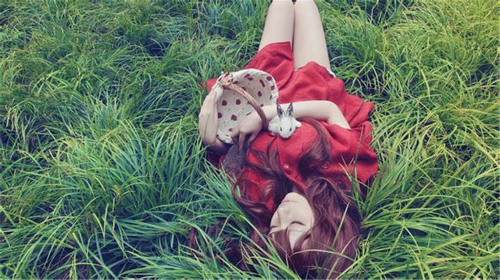 挽着花篮躺在草地闭上眼睛的女生(点击浏览下一张趣图)
