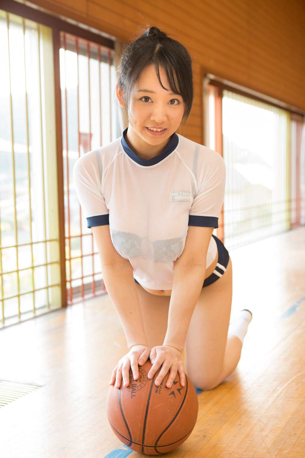日本美妇裸开腿图片(4)(点击浏览下一张趣图)