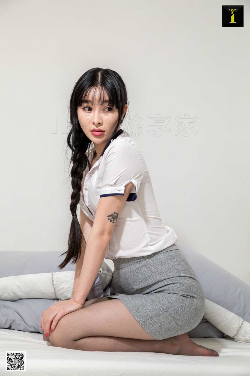 美丽足底3期灰色制服裙扣子解开衬衣美女(4)(点击浏览下一张趣图)