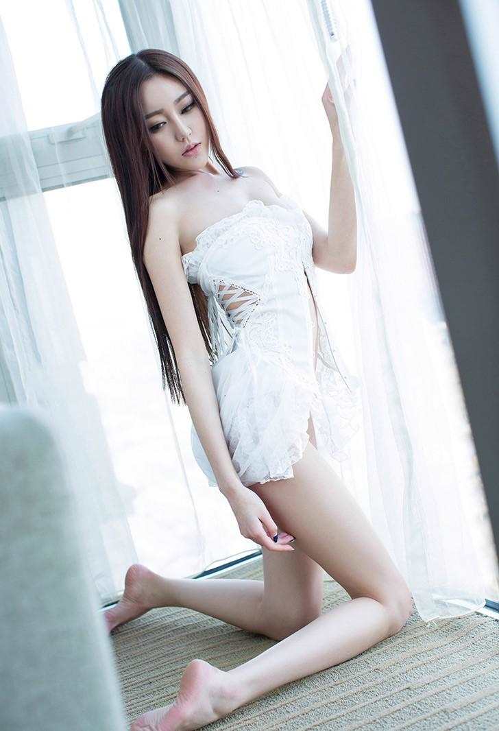 长腿大胸罩美女白色秀珍天鹅裙写真(4)(点击浏览下一张趣图)