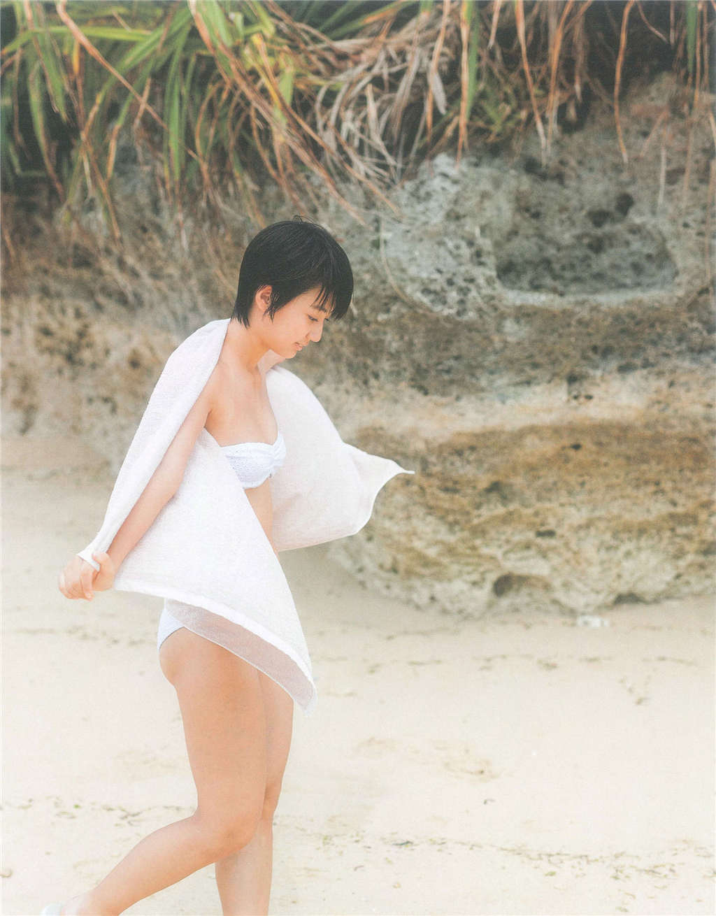 日本熟妇的肉感海边沙滩比基尼照片(6)(点击浏览下一张趣图)