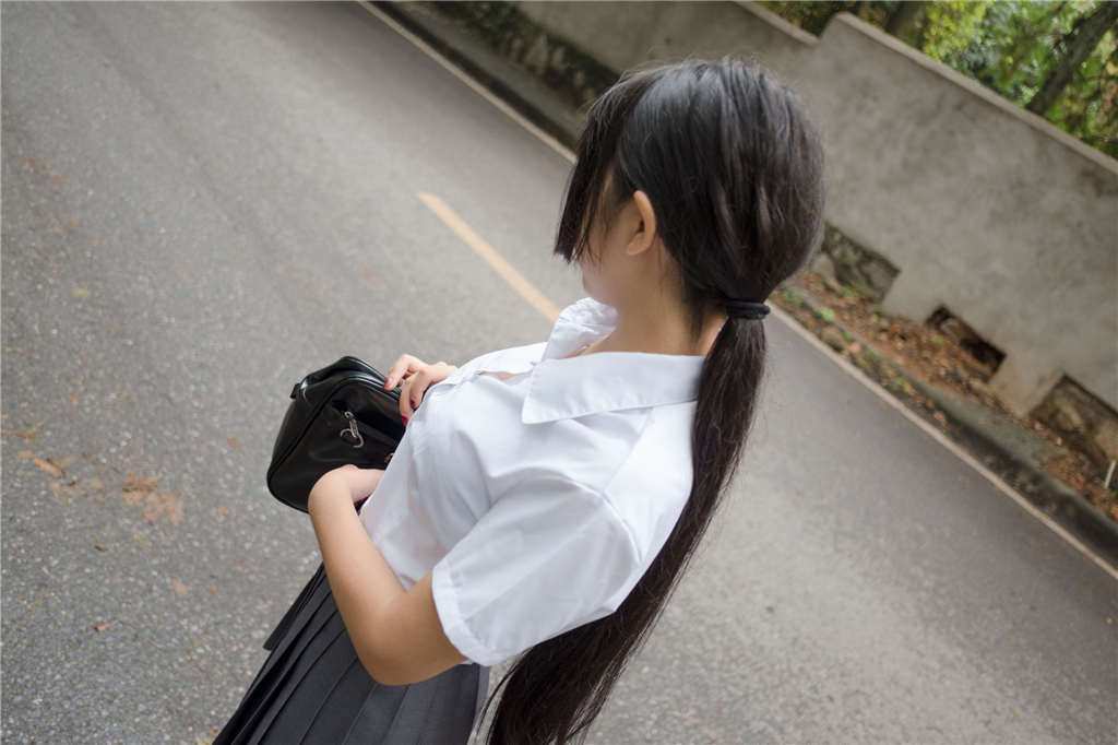 女同学后背透出内衣清纯照片(3)(点击浏览下一张趣图)