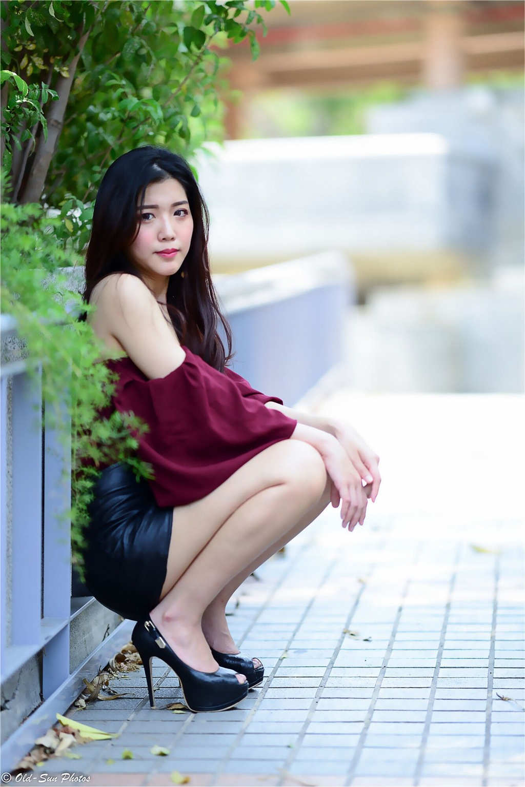 台湾美女孙莎莎黑色皮裙光腿写真(2)(点击浏览下一张趣图)