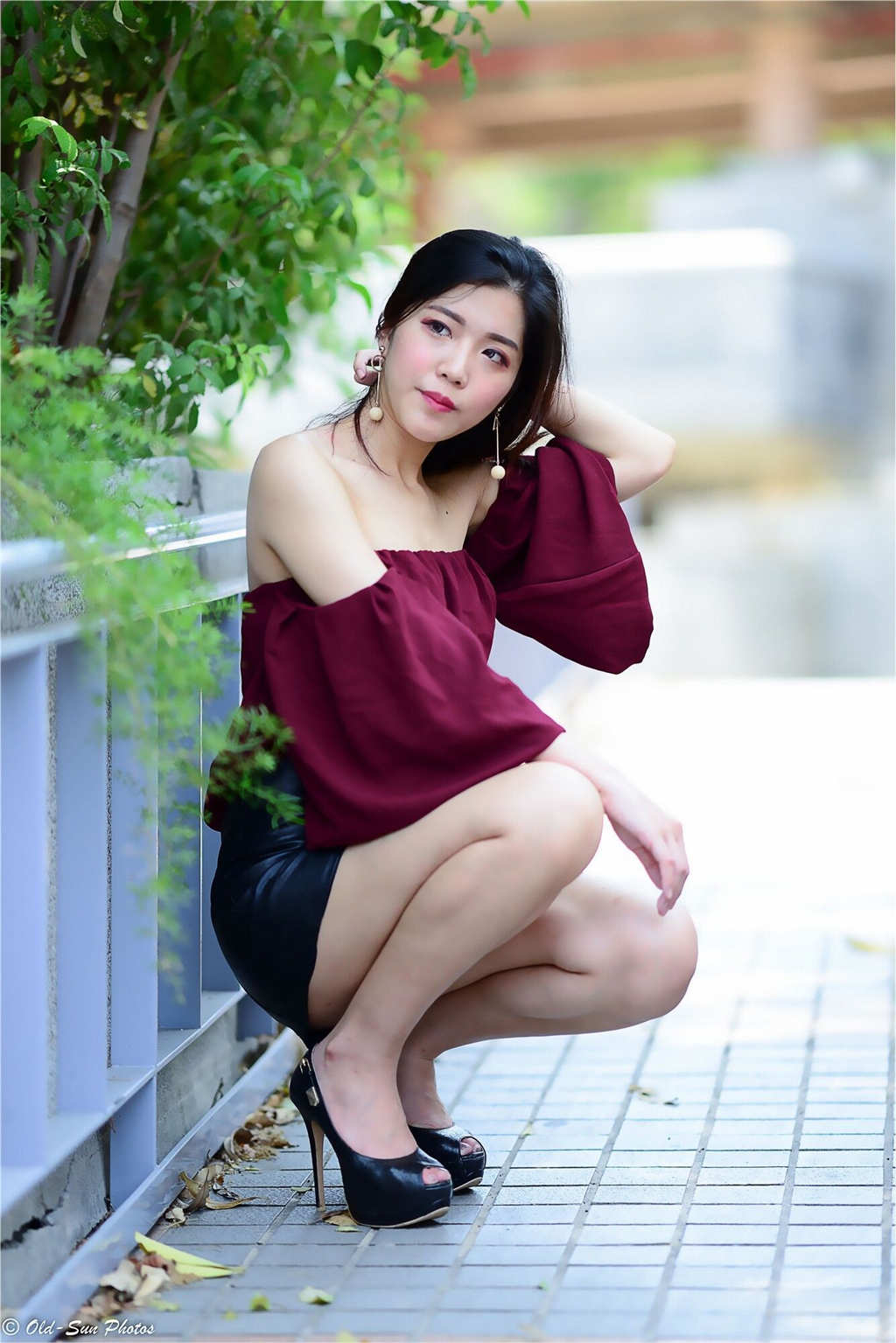 台湾美女孙莎莎黑色皮裙光腿写真(3)(点击浏览下一张趣图)