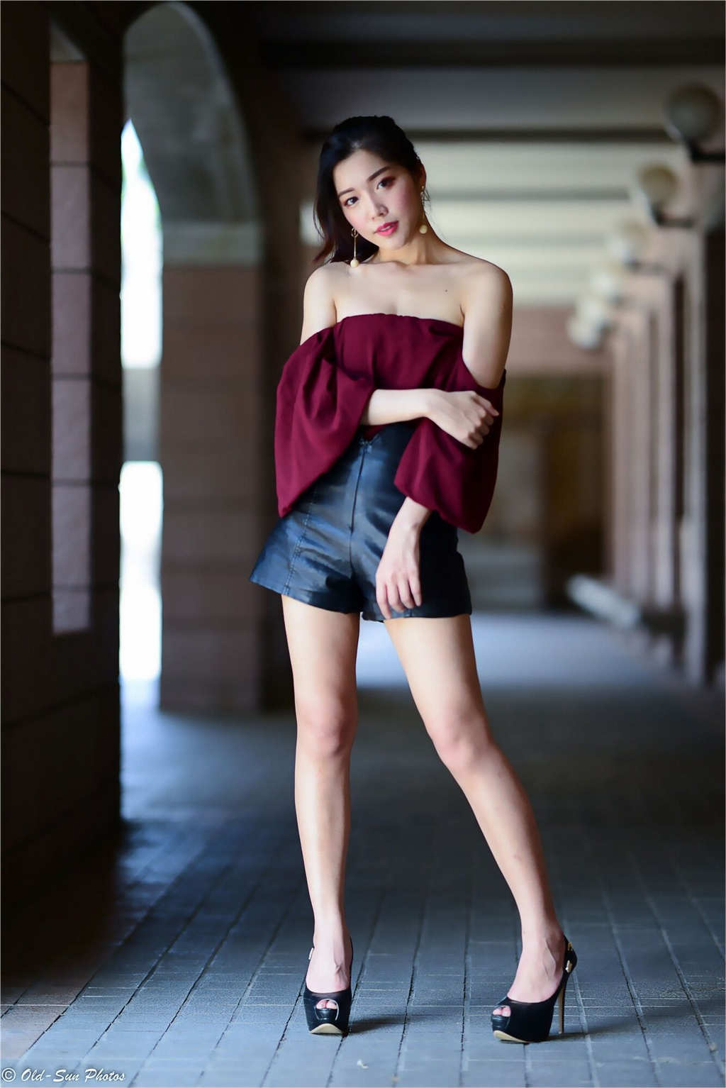 台湾美女孙莎莎黑色皮裙光腿写真(4)(点击浏览下一张趣图)