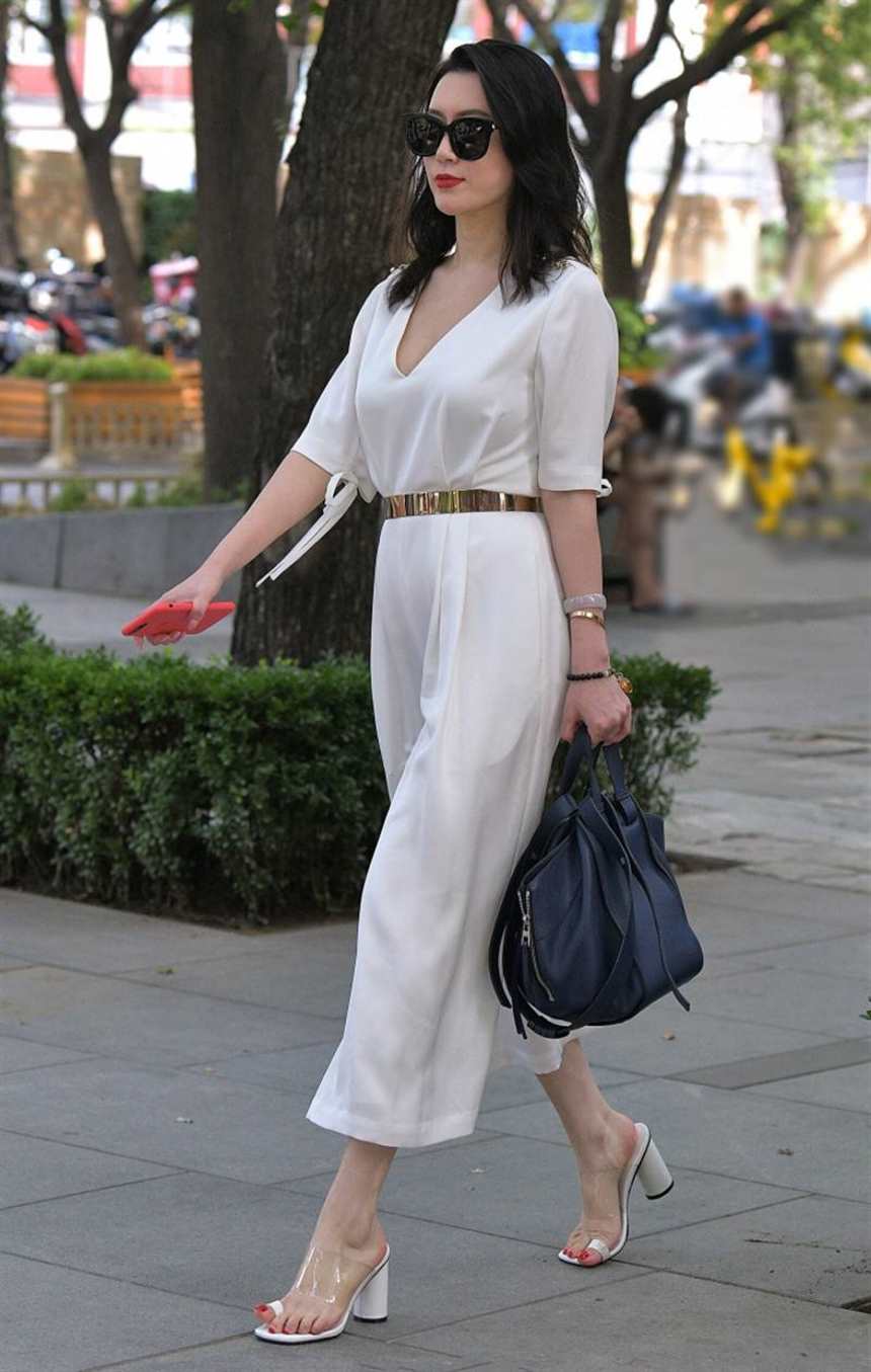 街拍:白色连体阔腿裤,成熟的女人,时尚的打扮,国色天香(点击浏览下一张趣图)