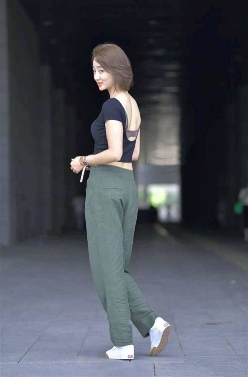 街拍:美女黑色短款t恤搭配军绿色阔腿裤(点击浏览下一张趣图)