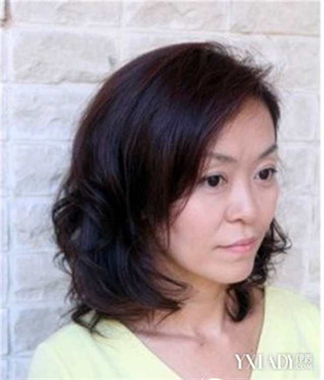 中年女人短发发型图片(点击浏览下一张趣图)