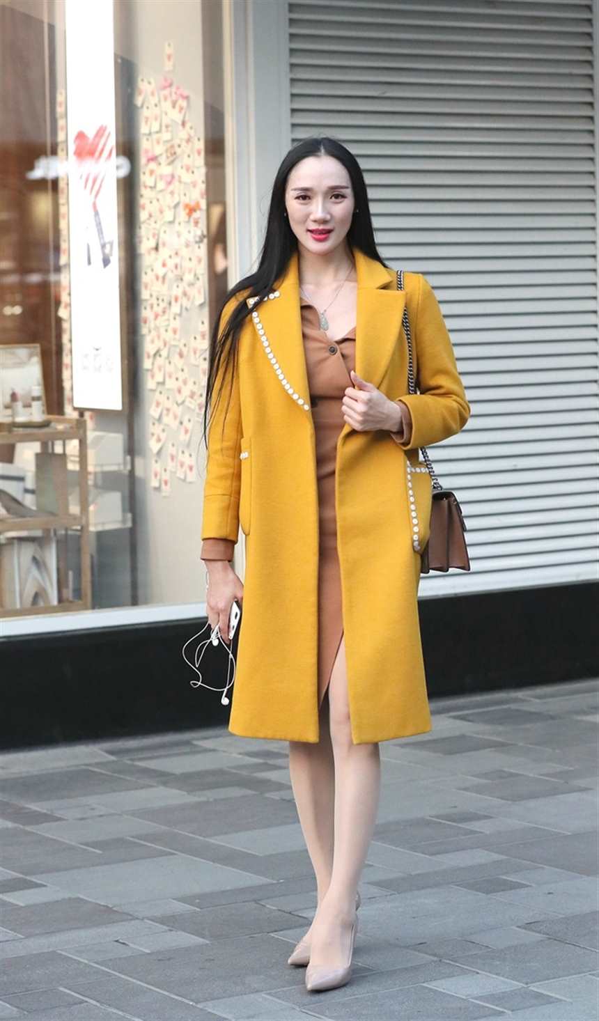 姜黄色大衣搭配高跟鞋,小姐姐成熟迷人,特别有女人味(点击浏览下一张趣图)