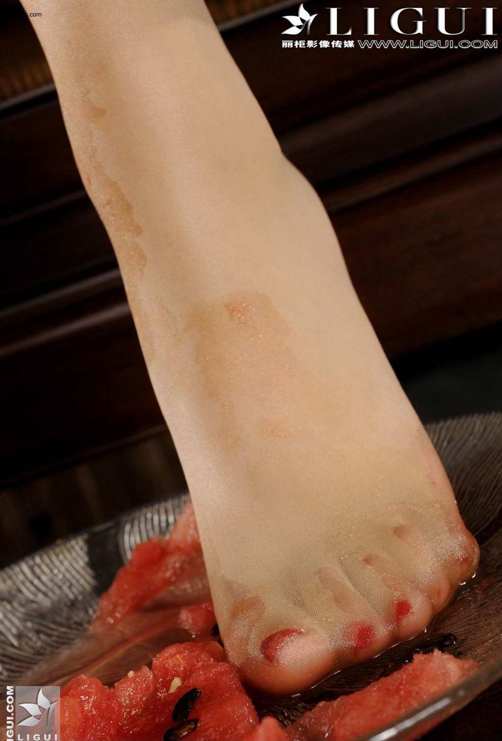 性感模特雪儿与桃子肉丝袜美腿美足诱惑(点击浏览下一张趣图)