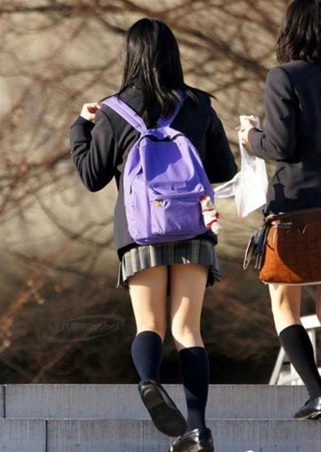 街拍日本女生校裙 长度超短不惧走光(点击浏览下一张趣图)