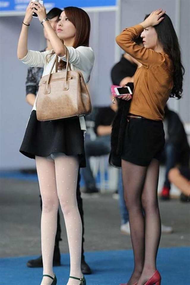 路人街拍: 穿着超短裙的性感美女, 只顾玩手机却不知已经露底(点击浏览下一张趣图)