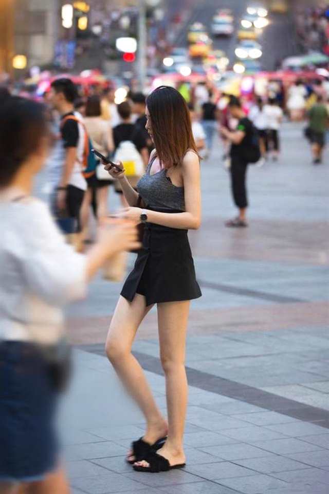 重庆街拍,秋天穿上甜美的裙子,让你魅力倍增!(点击浏览下一张趣图)