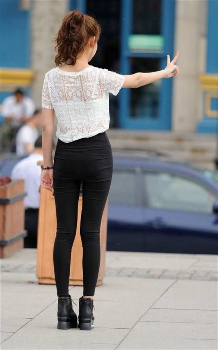 上海街拍的黑色紧身裤美女 (点击浏览下一张趣图)
