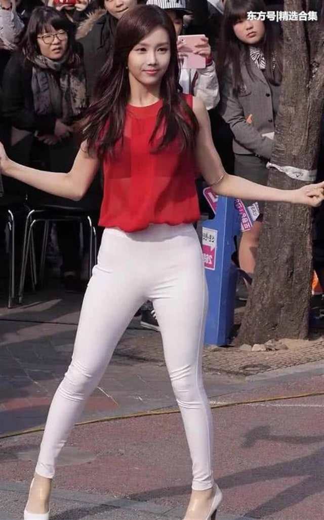 街拍:跳舞的韩国[不道德词语]姐不但高颜值,紧身裤配红.(点击浏览下一张趣图)