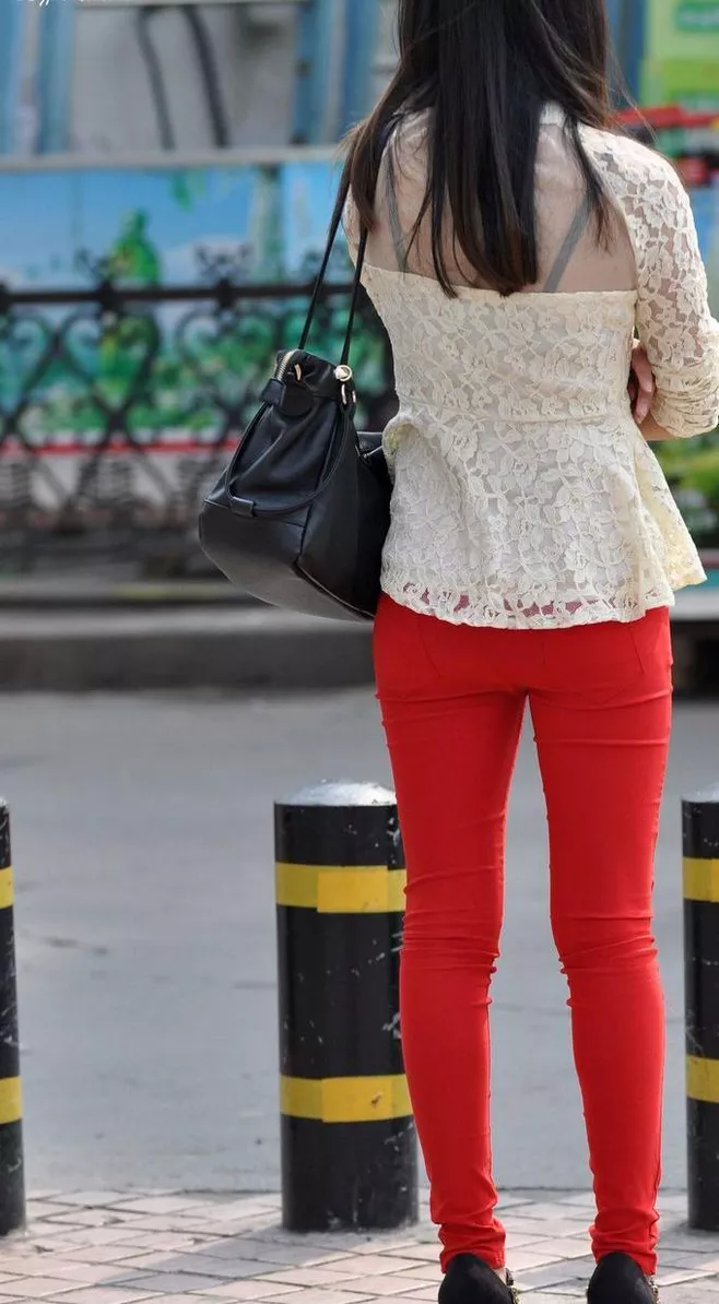 街拍红色紧身裤美女(点击浏览下一张趣图)