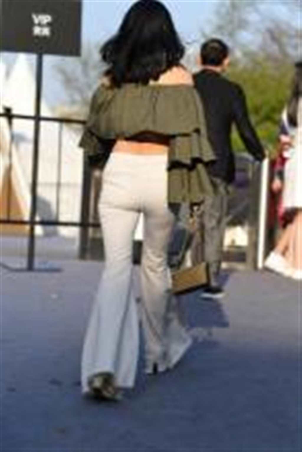 街拍,气质迷人美少妇身穿露肩上衣配白色紧身裤(点击浏览下一张趣图)