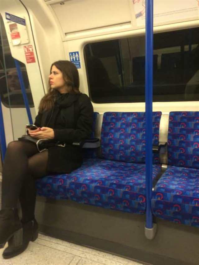 伦敦地铁偷拍母女花(点击浏览下一张趣图)