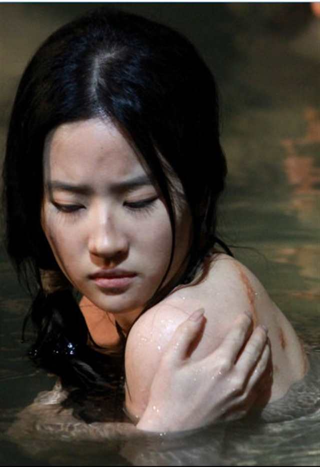 刘亦菲裸浴捏奶照片(4)(点击浏览下一张趣图)
