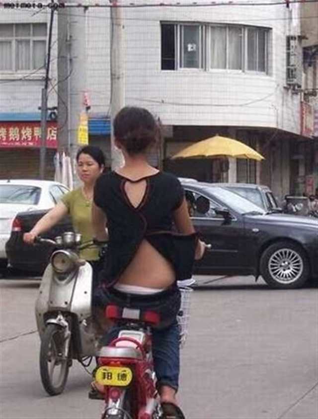 在夏天女人骑车子要两腿之间走光,穿裙子和短裤(点击浏览下一张趣图)