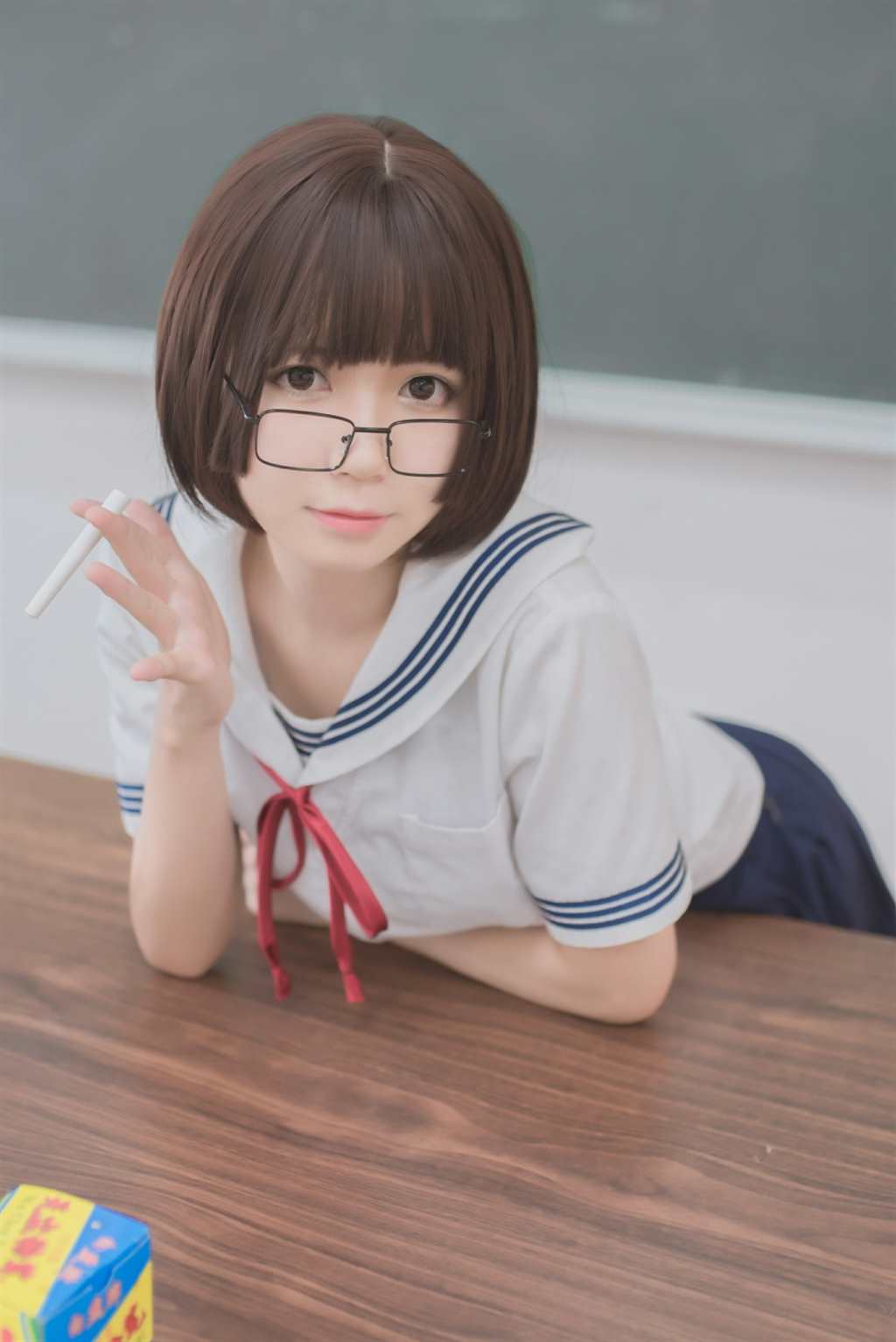 眼镜美女学生制服教室写真(点击浏览下一张趣图)