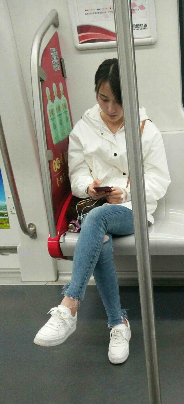 在公交地铁中拍过漂亮妹子的照片(点击浏览下一张趣图)