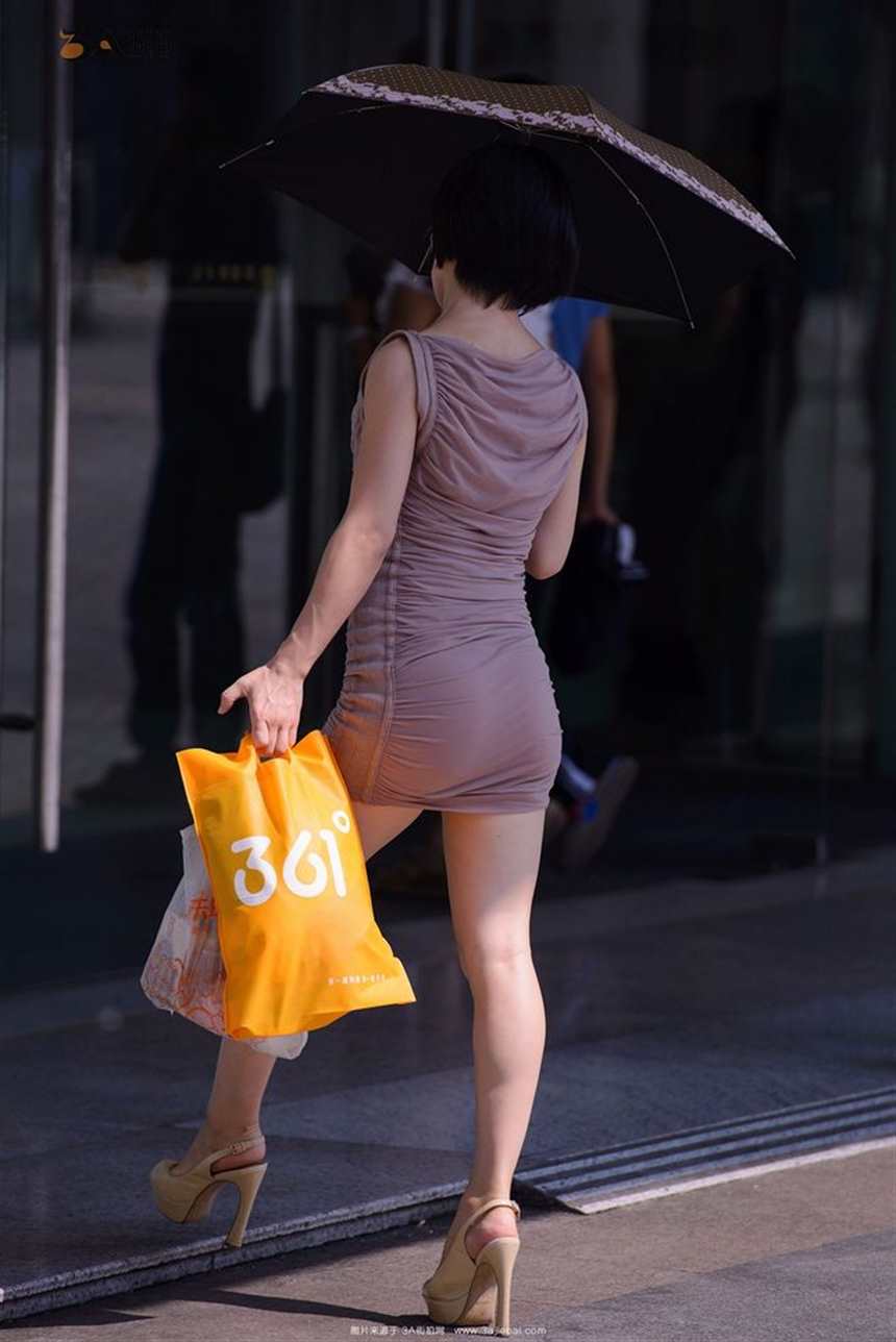 连衣短裙,裸腿,高跟-3a街拍(点击浏览下一张趣图)