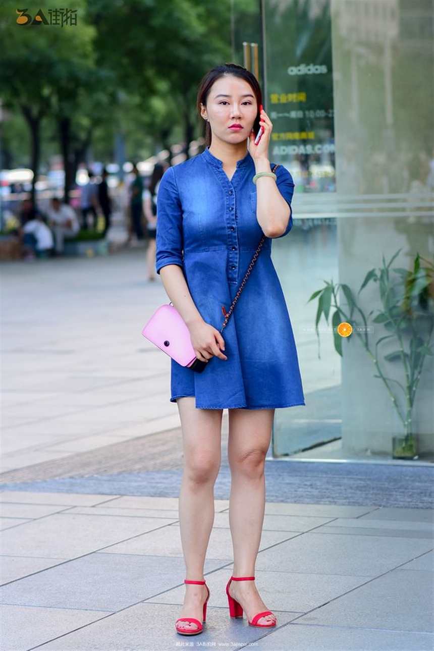 打电话的蓝裙少妇-3a街拍最真实的(点击浏览下一张趣图)