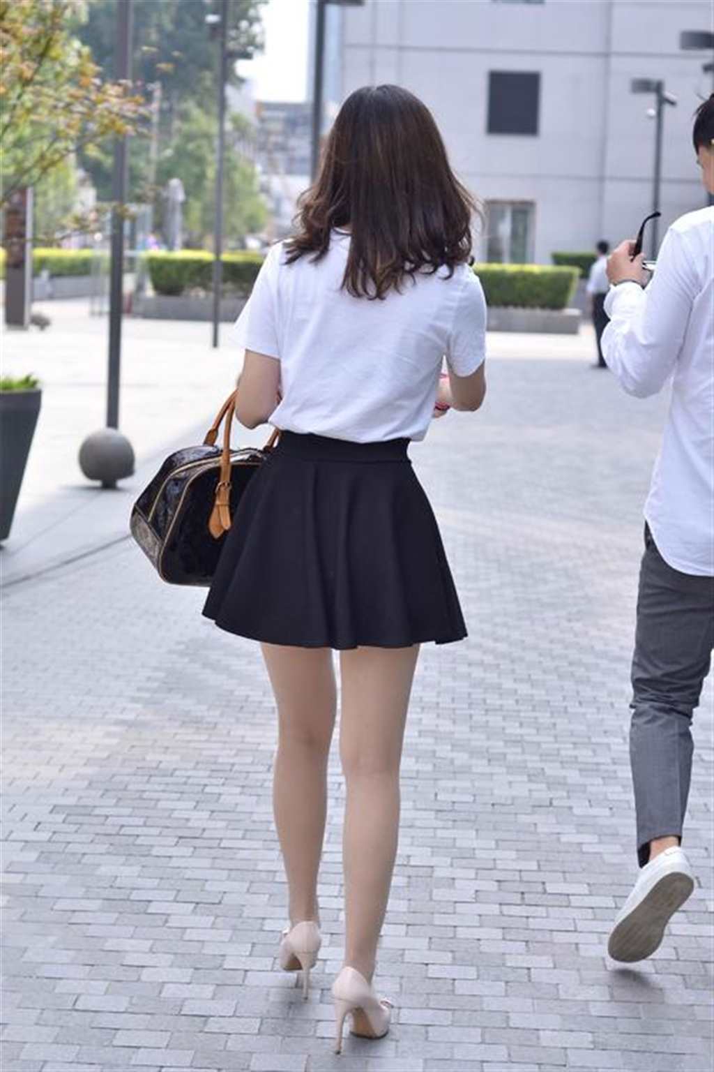 街拍:白体恤与小黑裙,搭配出一个精致小女人(点击浏览下一张趣图)