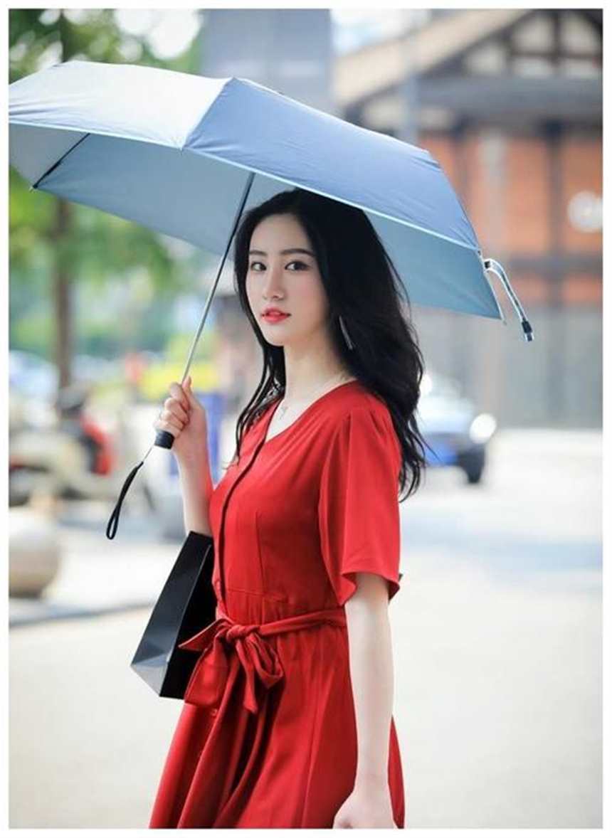 街拍:美女身穿一件红色连衣裙,释放大女人完美魅力,十分抢镜(点击浏览下一张趣图)