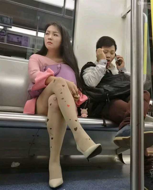 地铁上拍少妇的斑点肉丝【美丝吧】(点击浏览下一张趣图)