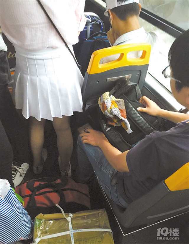 曝光!903路公交车上有人拿手机偷拍女生裙底(点击浏览下一张趣图)