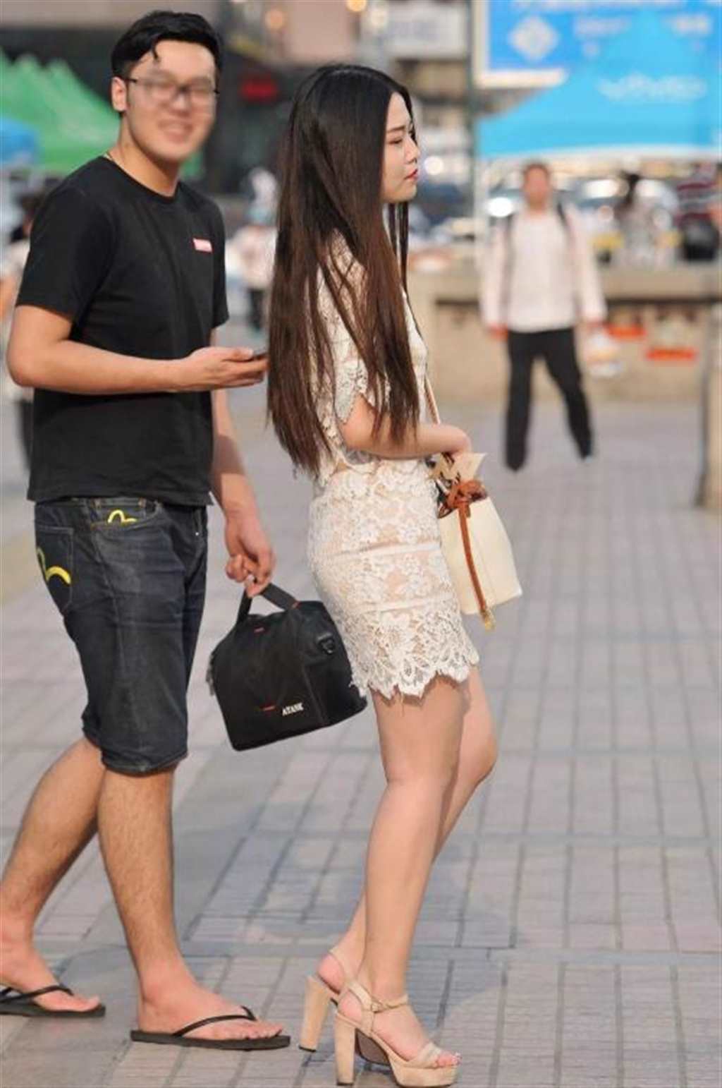 路人街拍: 穿蕾丝镂空包臀裙的丰腴美女, 和男友撒娇的模样好迷人(点击浏览下一张趣图)