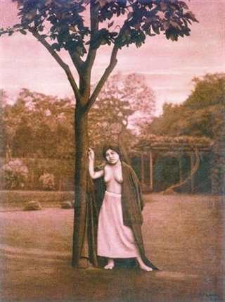 《倚树的女人》是日本人体摄影的开山之作(点击浏览下一张趣图)