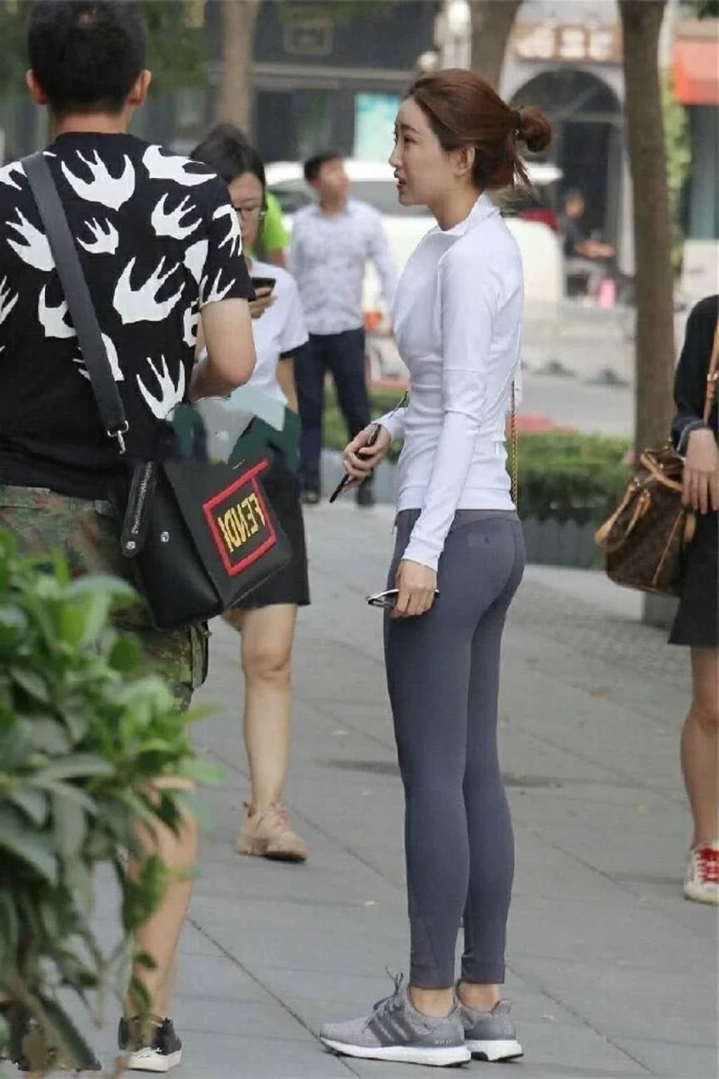 街拍灰色瑜伽裤美女的紧翘美臀_中国街拍-真实街拍第一站