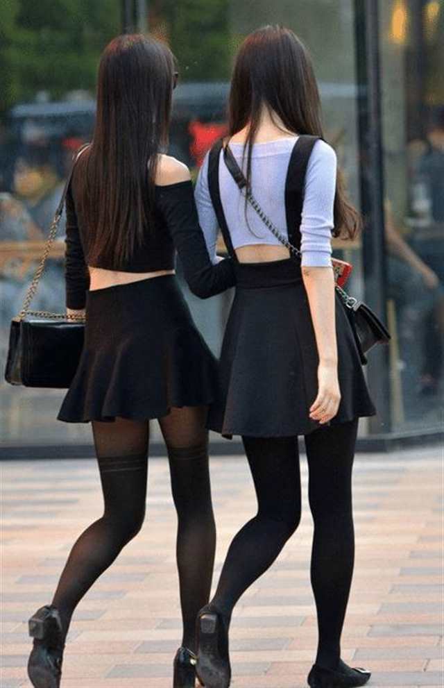 街拍:时尚姐妹花穿黑丝袜又配黑色高跟鞋(点击浏览下一张趣图)