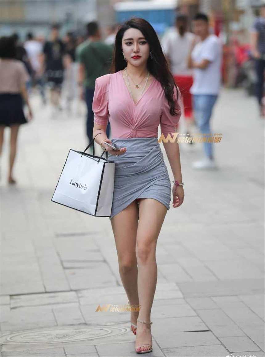 路人街拍,北京女孩:喜欢图一,穿衣打扮,有一种放荡不羁的性感(点击浏览下一张趣图)