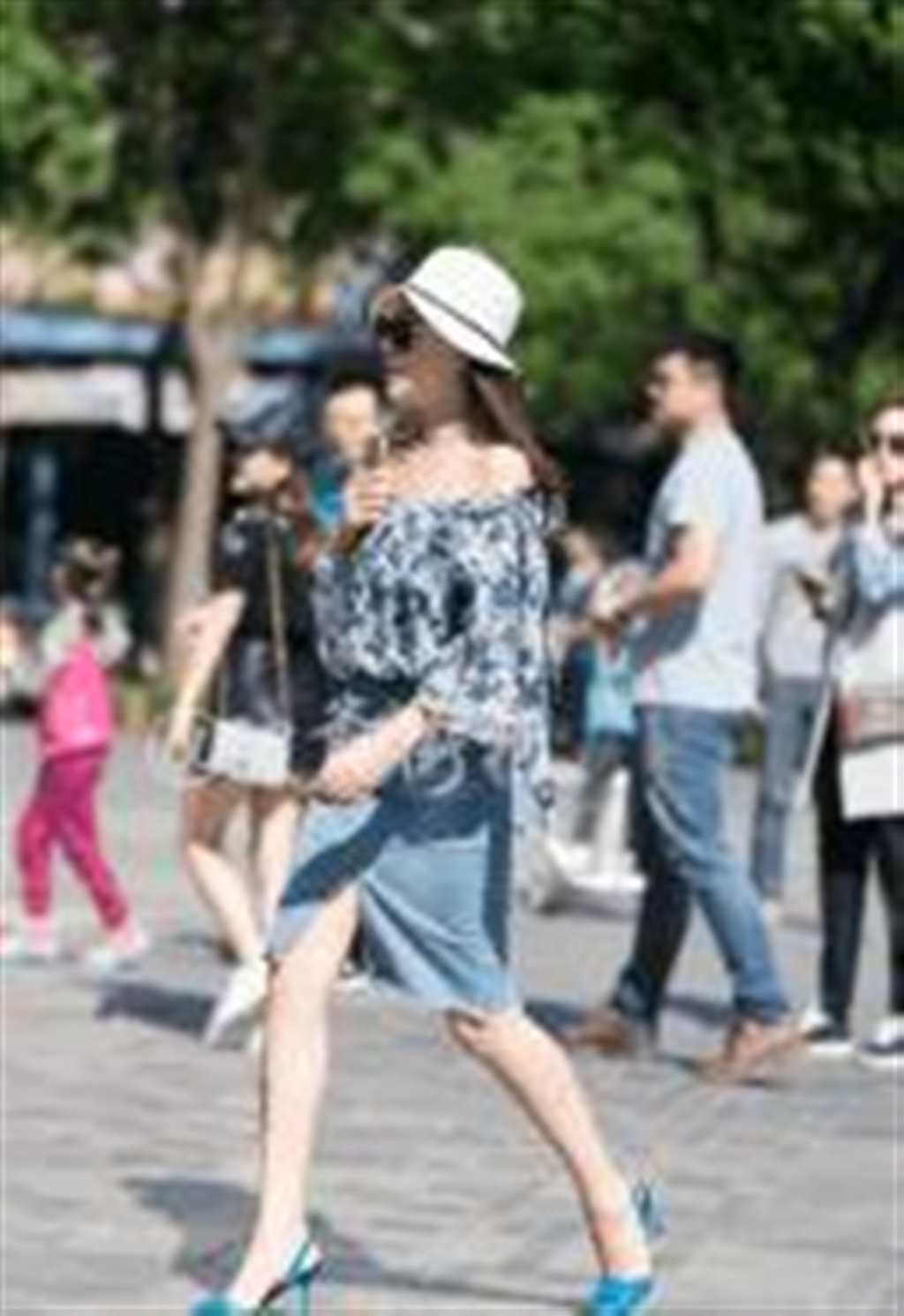 路人街拍, 北京路人美女的时尚夏季(点击浏览下一张趣图)